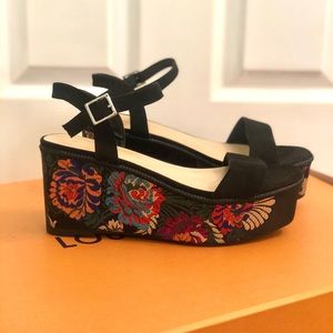 SOLD ‼️Embroidered Floral Flatform Sandals